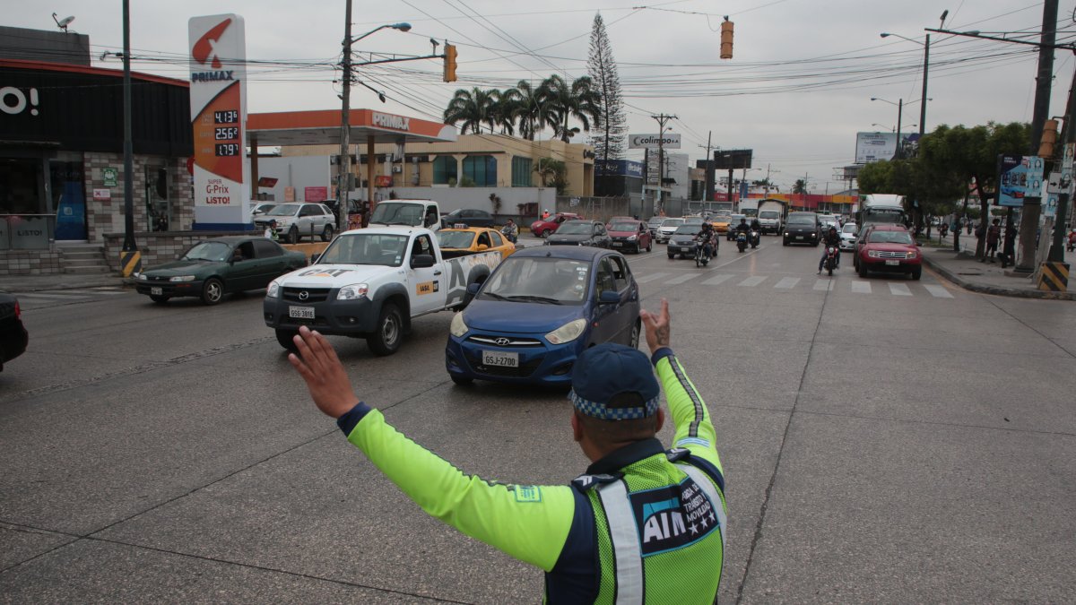 Un agente de la ATM en la avenida Juan Tanca Marengo, norte de Guayaquil.