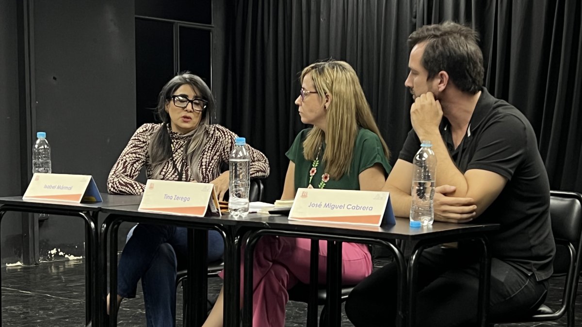 Acto. Escritores y estudiantes hablaron de las obras.