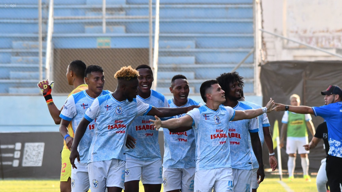 Jugadores de Manta celebraron el ascenso a primera categoría A en la temporada 2024