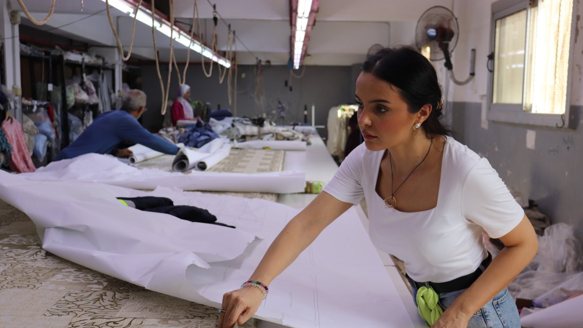 En una fábrica de textiles al sur de El Cairo, la empresaria, activista, actriz y  Nicole Jenes, prepara cuidadosamente cada uno de los productos que serán enviados.