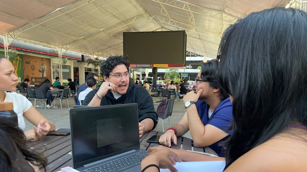 Encuentro. Docentes y estudiantes buscan espacios al aire libre para aprovechar al máximo sus estudios.