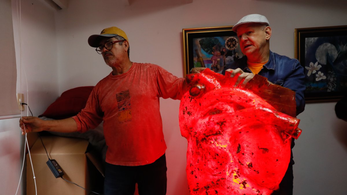 Fotografía del 10 de octubre de 2024 de José Quevedo (i) y Rubén Sykora (d), trabajando en la elaboración del tapiz sensorial de San Roque González, en Asunción (Paraguay). 