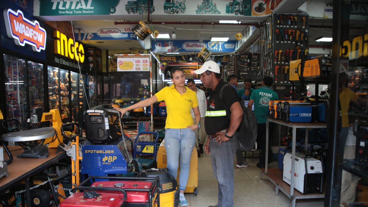 Distribuidoras de Guayaquil reportan que no hay generadores eléctricos disponibles para la venta.