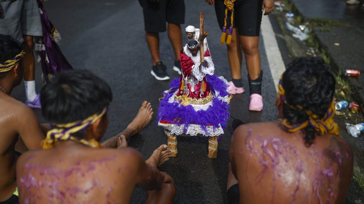 Peregrinos se arrastran como penitencia en su camino a la iglesia de San Felipe para rendir devoción al 'Cristo Negro de Portobelo.