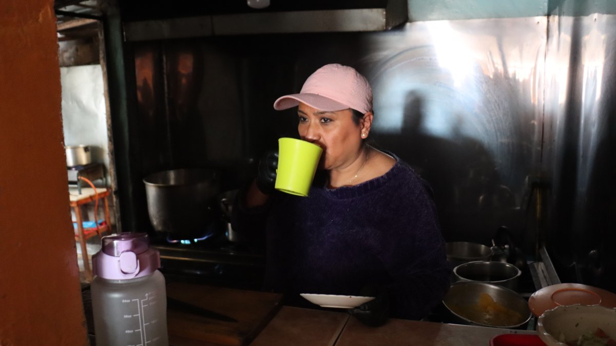 En el norte de Quito, una trabajadora muestra cómo afecta la falta de luz.