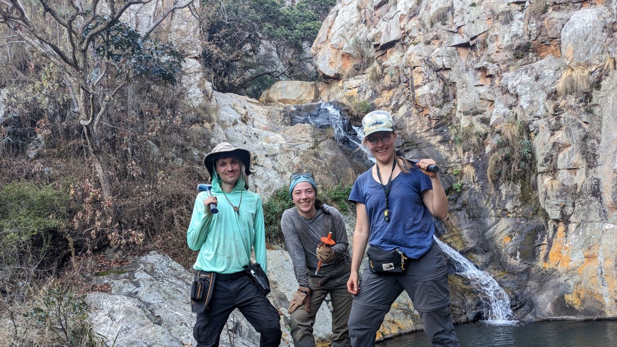 Nadja Drabon, a la derecha, con los estudiantes David Madrigal Trejo y Öykü Mete durante el trabajo de campo en Sudáfrica. 