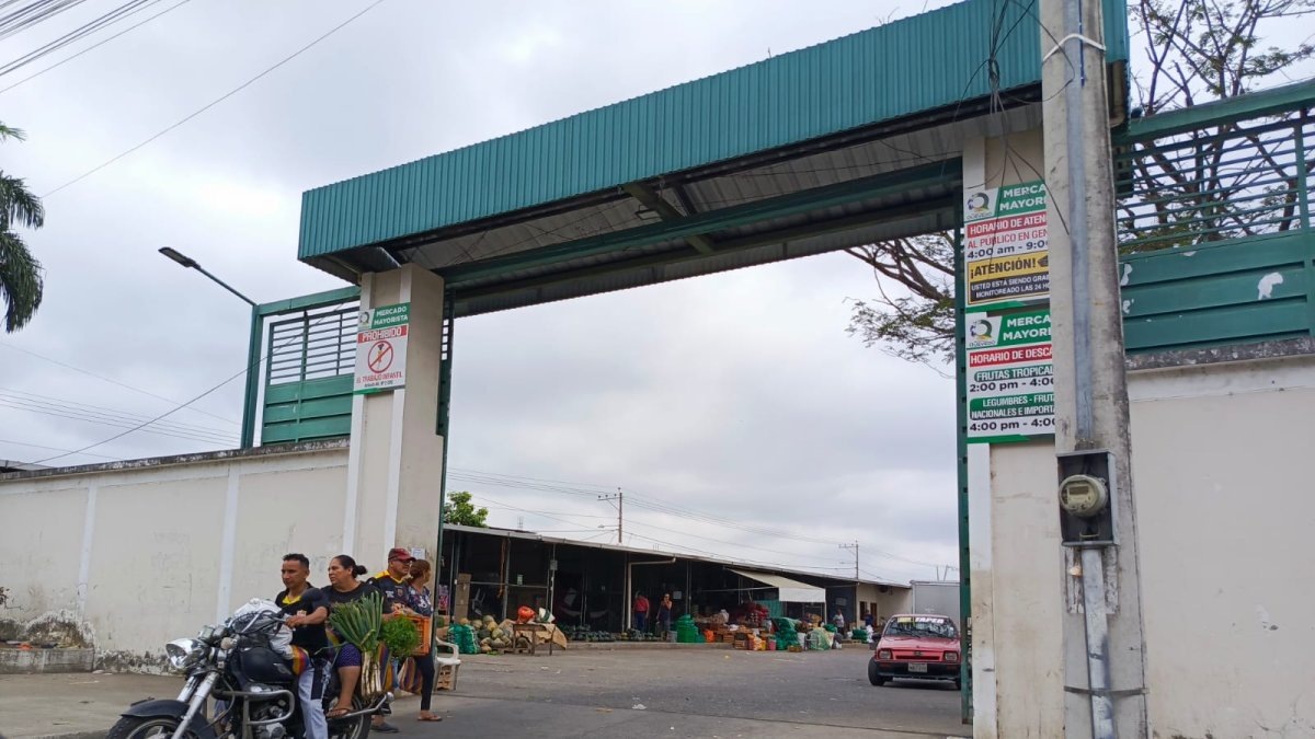 Situación. Este mercado ha sido escena de varios delitos en los exteriores de la misma. Los comerciantes han tenido que contratar guardianía.