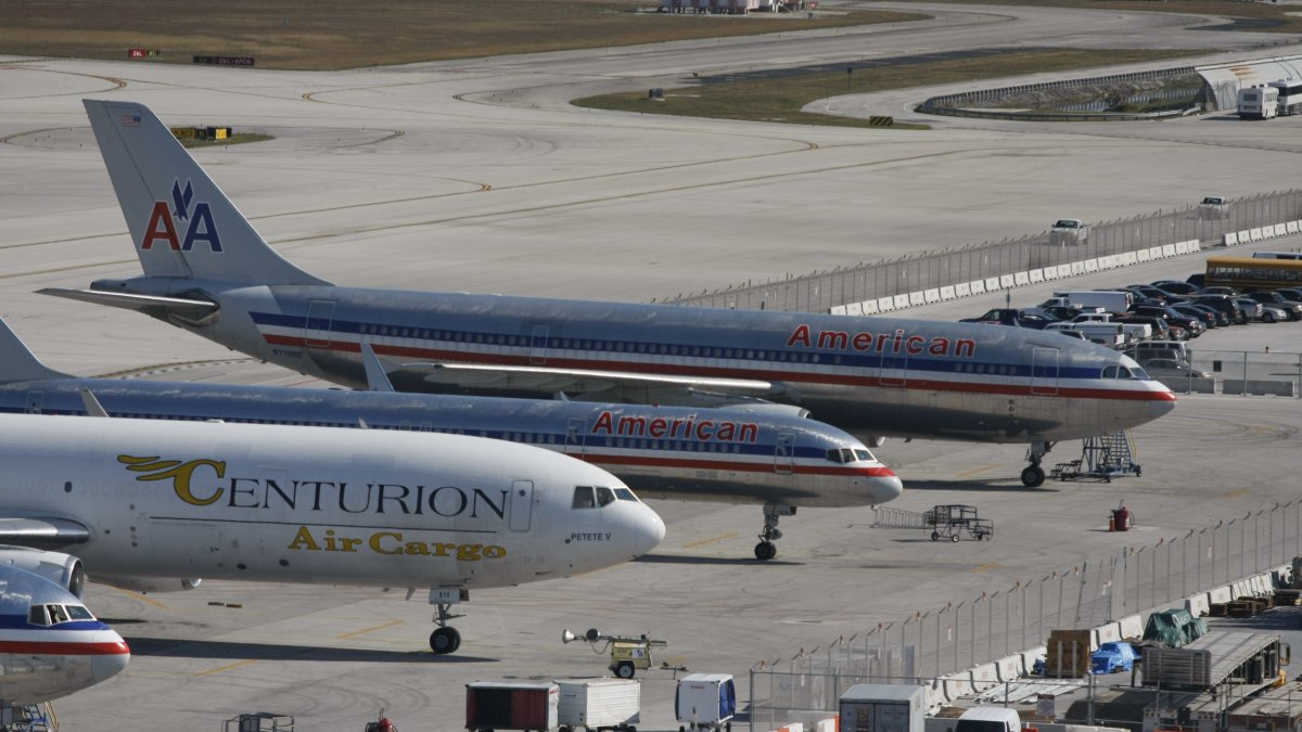 En la imagen de archivo, vista general de algunos aviones aparcados en el aeropuerto internacional de Miami (EE.UU.). 