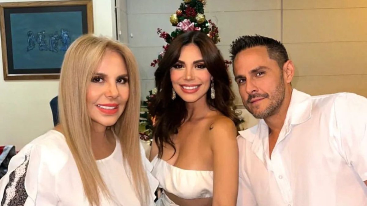 Silvana Estrada junto a sus hijos.