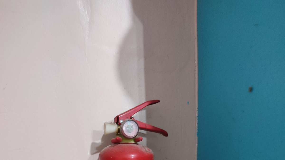Una foto refrencial de un extintor usado para apagar fuego.