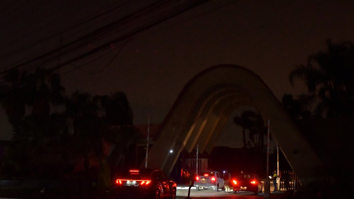 Apagones. Debido a los cortes de luz, varias urbanizaciones mantienen las agujas en las garitas abiertas y los cercos eléctricos permanecen inoperativos, generando preocupación en la ciudadanía.