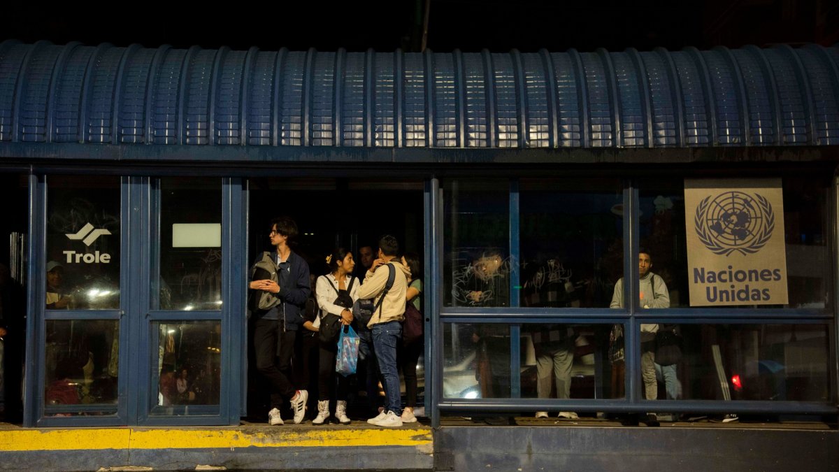 El jueves 24 de octubre, en la parada Naciones Unidas de la Ecovía no había luz. Algunos usuarios encendieron sus celulares para ver.