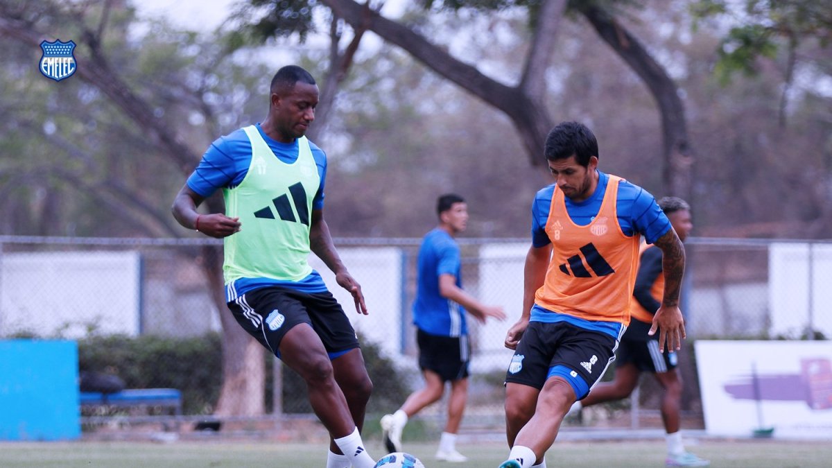 Jaime Ayoví (i) tiene un partido de volver con Emelec tras la lesión, pero no anota