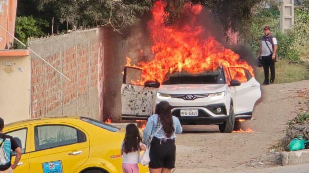 Un vehículo de similares características al usado por los verdugos fue quemado en el barrio La Paz.