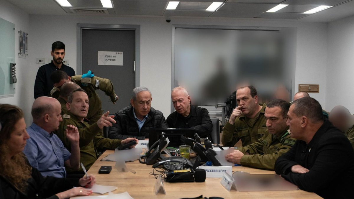 El primer ministro Benjamín Netanyahu (c) siguiendo el ataque a Irán junto al ministro de Defensa, Yoav Gallant, en la base militar de Kyria en Tel Aviv (Israel).
