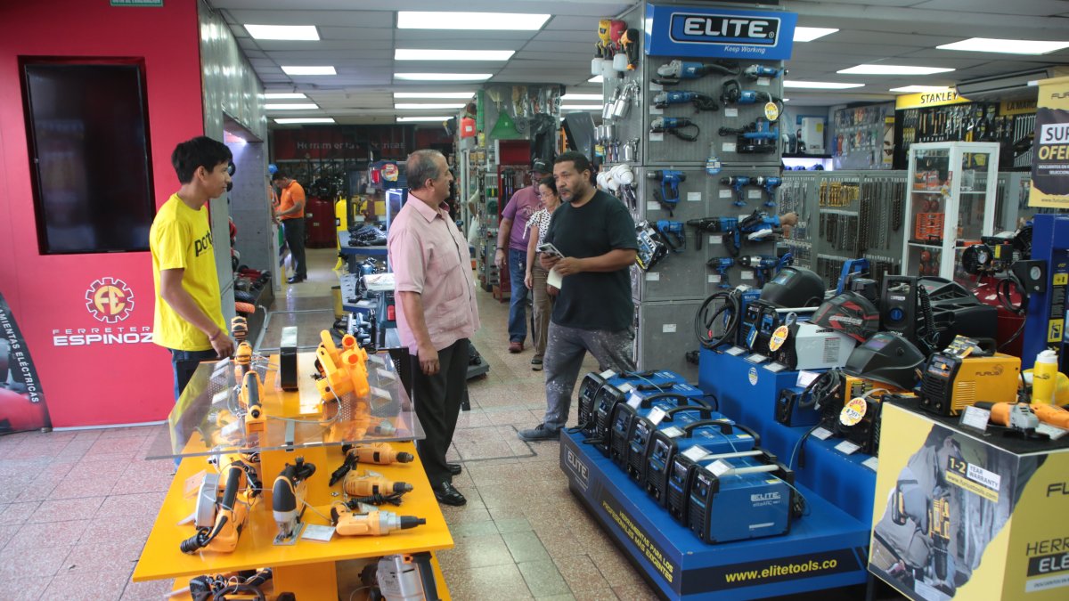 Personas buscaban, el pasado viernes 25 de octubre del 2024, generadores eléctricos en varias ferreterías de Guayaquil.