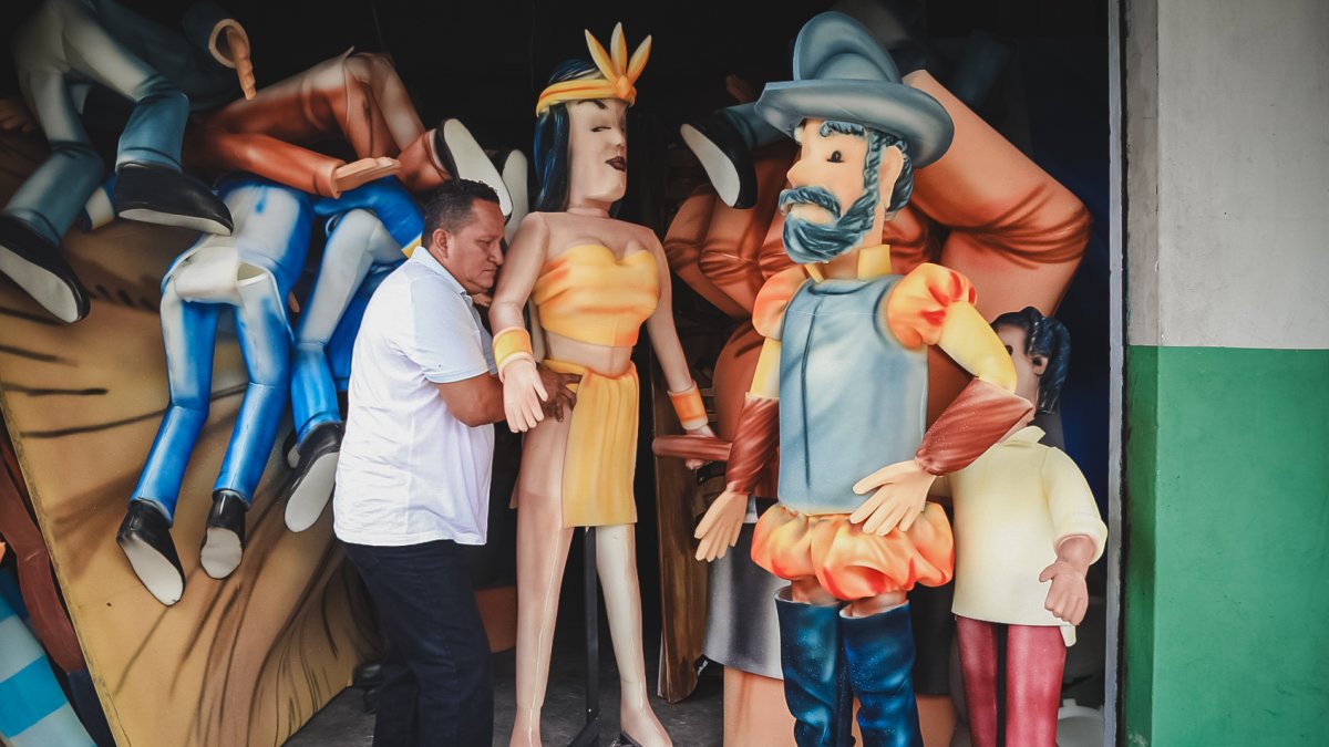 Franklin Agracés, con más de 35 años como artesano, se encargó de los diseños para los carros alegóricos.