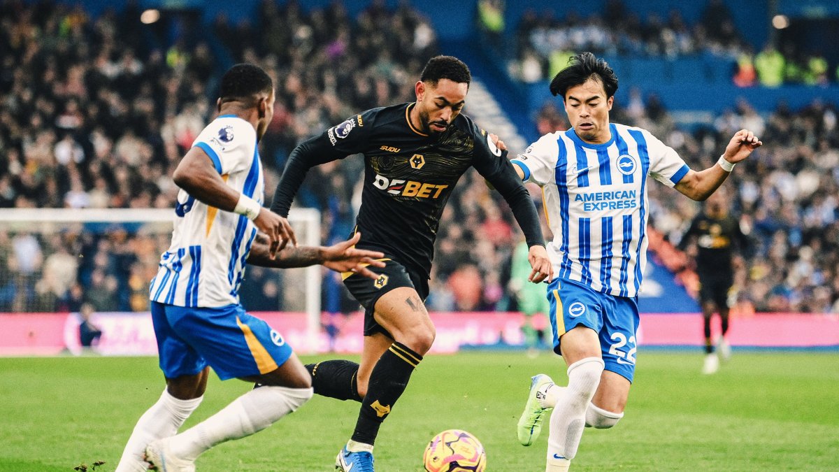 Pervis Estupiñán (i) durante el encuentro que Brighton empató en casa con Wolves.