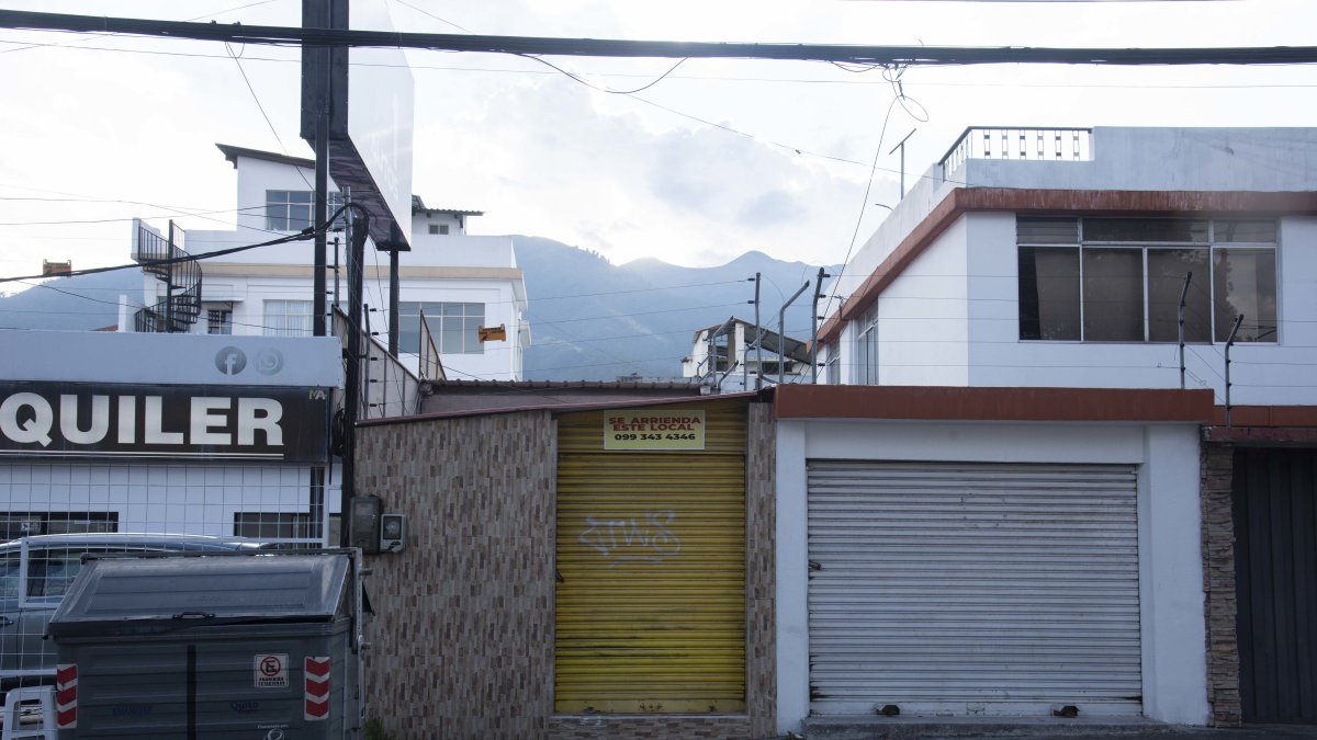 En la av. Amazonas, a la altura del Bicentenario, numerosos locales permanecen vacíos y con letreros de ‘Se alquila’. Propietarios señalan que las trabas son la falta de parqueo y seguridad.