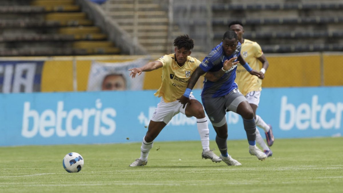 Católica vs Emelec en el estadio Atahualpa. Jaime Ayoví tratando de llevarse el balón.