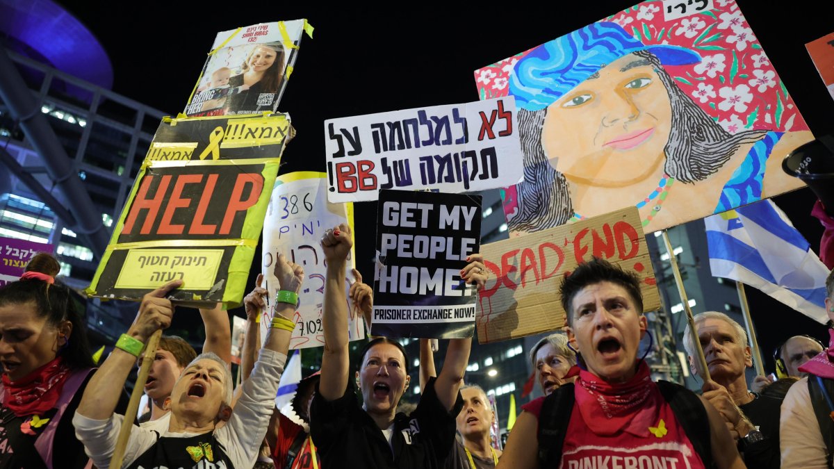 En Tel Aviv, ciudadanos protestan por el cese al fuego y liberación de rehenes.