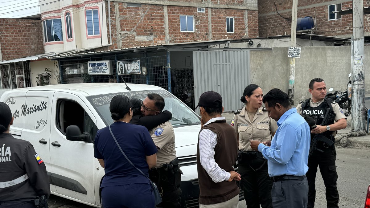 Manta. Familiares del fiscal lloraron el asesinato del funcionario.