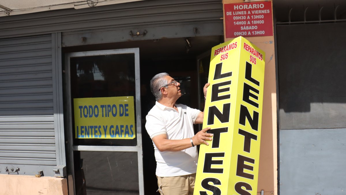 Óptica. Patricio Silva, de 65 años, busca mantenerse optimista, pero admite que la situación hace que cualquiera decaiga. Dice que antes tenía 14 clientes, hoy unos tres diarios.