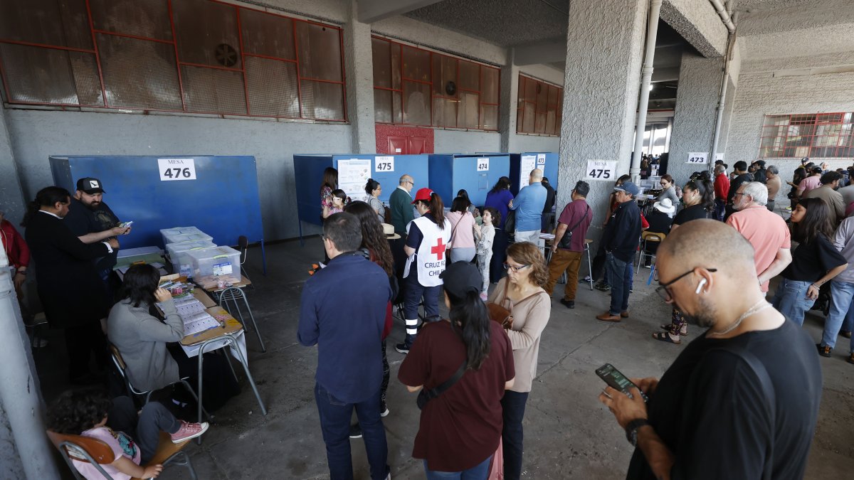Personas llegan a votar al centro de votación Estadio Nacional durante los comicios electorales municipales.