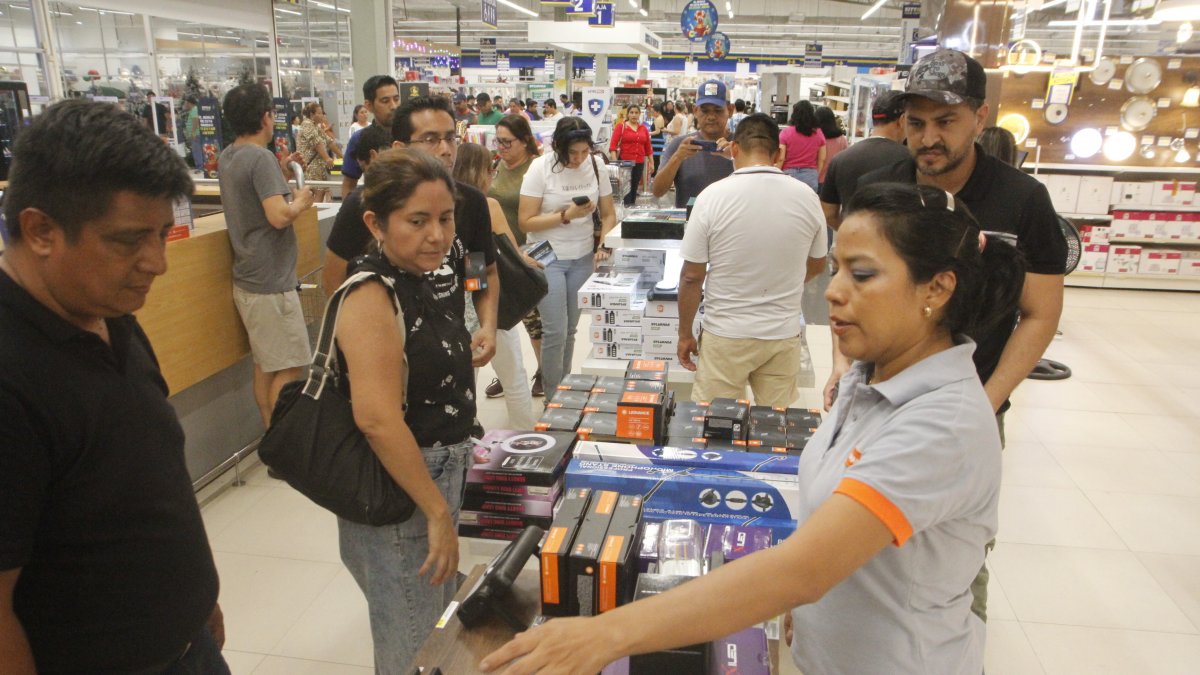 Tienda. Personas comprando equipos, en Kitton, que ayuden a resistir los apagones de 14 horas en Ecuador.