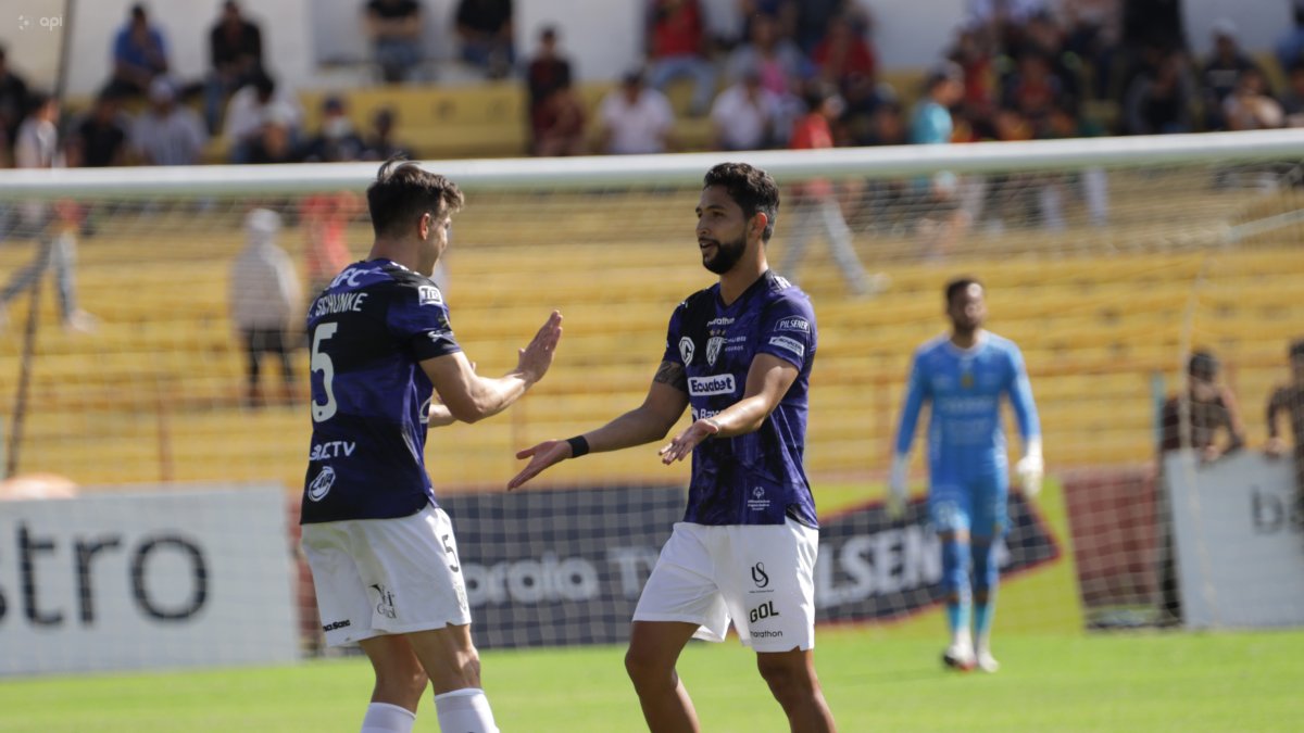 Jeison Medina (d) sigue en racha. Marcó el gol que abrió el camino del triunfo en Cuenca.