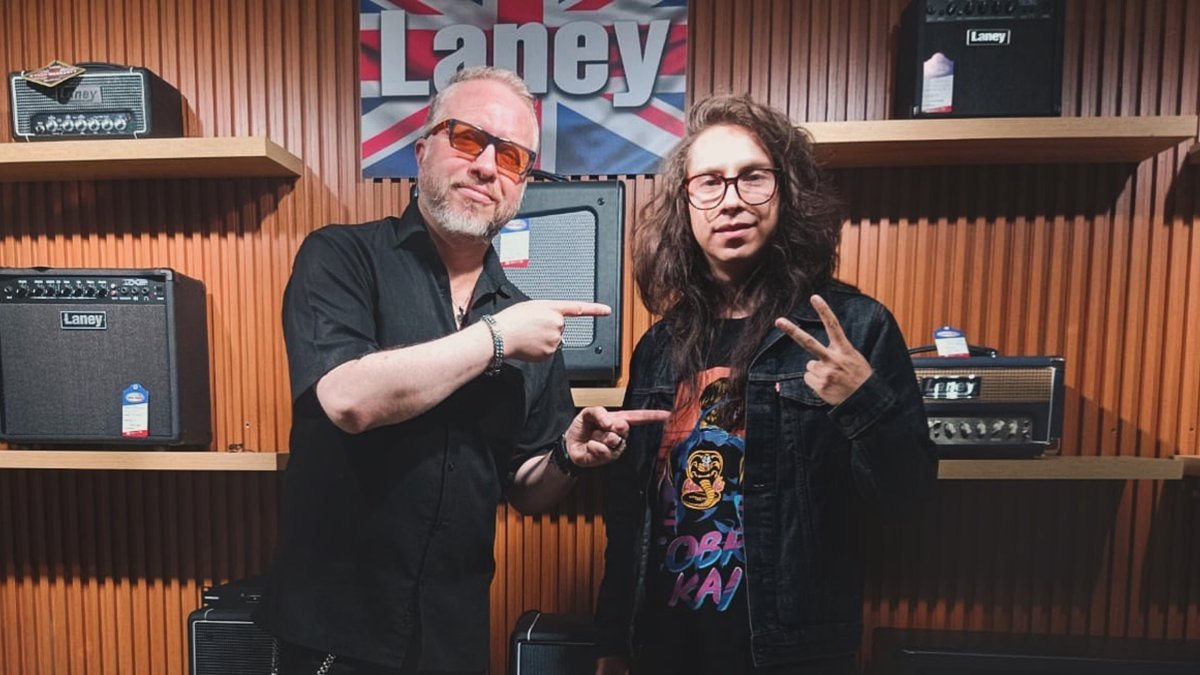 André Puente (derecha) con el músico Renato Zamora, uno de sus invitados en su programa online 'La Guitarra Ideal'.