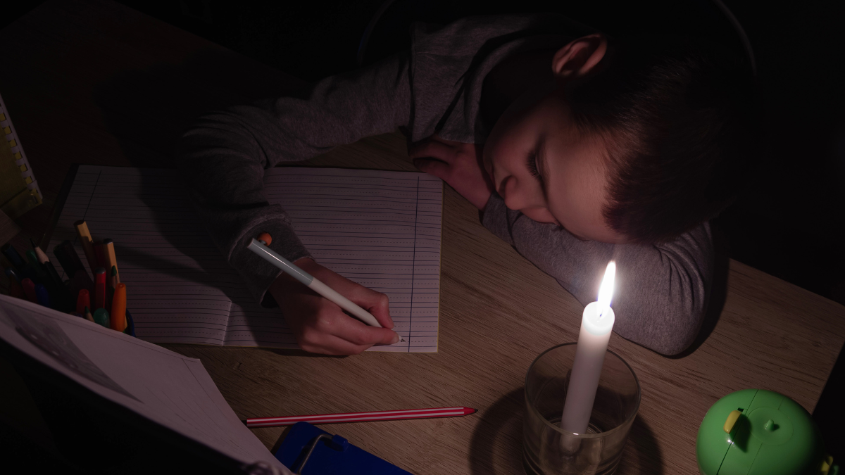 Los ciudadanos se han visto obligados ha repensar cómo llevar a cabo sus obligaciones debido a los cortes de luz.