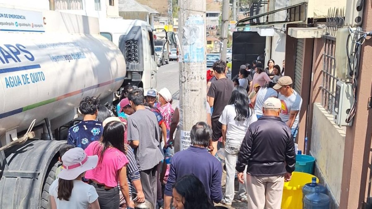 El alcalde Pabel Muñoz solicitó que en Quito se reduzca el consumo de agua, sin embargo, en algunos barrios el agua es limitada y se recibe en tanqueros.