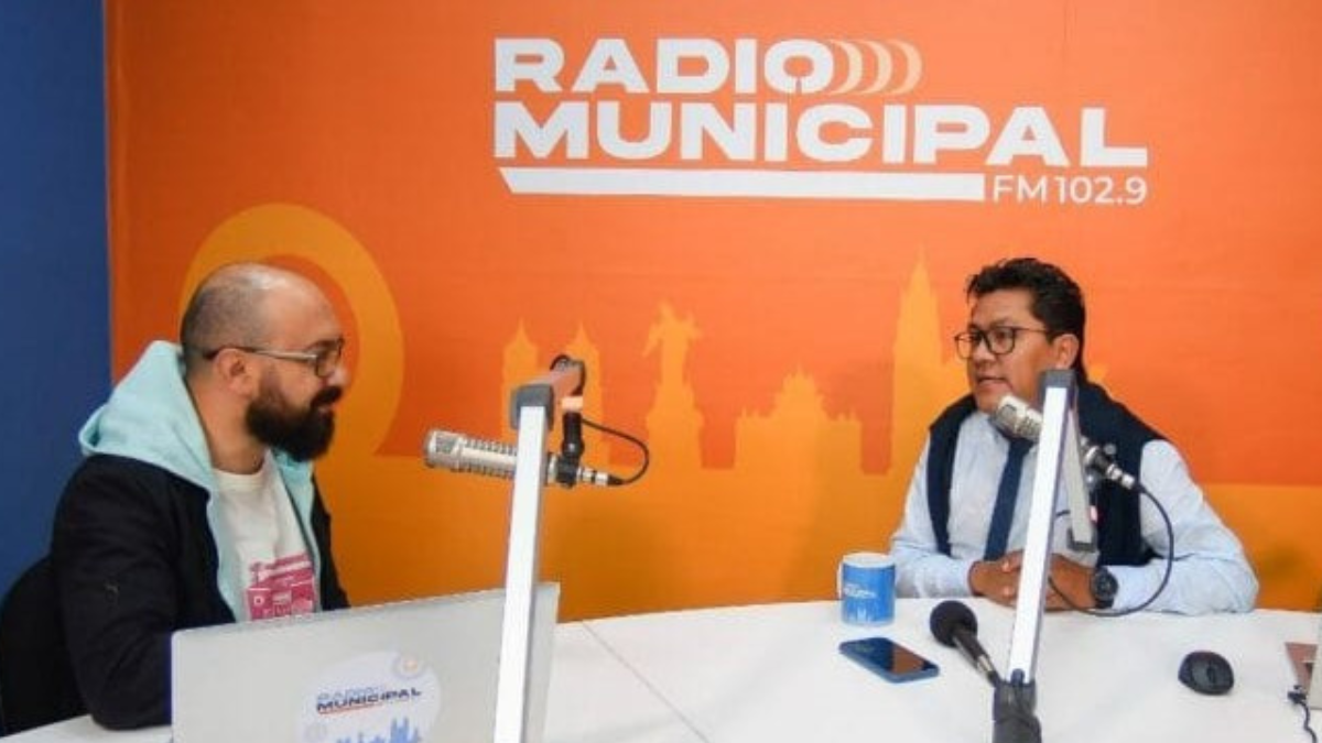 Santiago Aguilar (derecha, con camisa) acompañará a Viviana Veloz, como secretario de Comunicación. Hace menos de un mes trabajó con Pabel Muñoz.