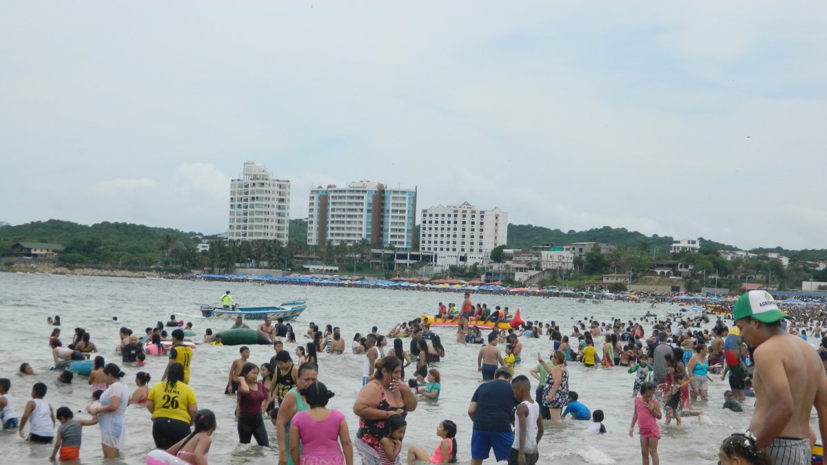 Feriado. Los ciudadanos aprovechan los días libres para ir a la playa.