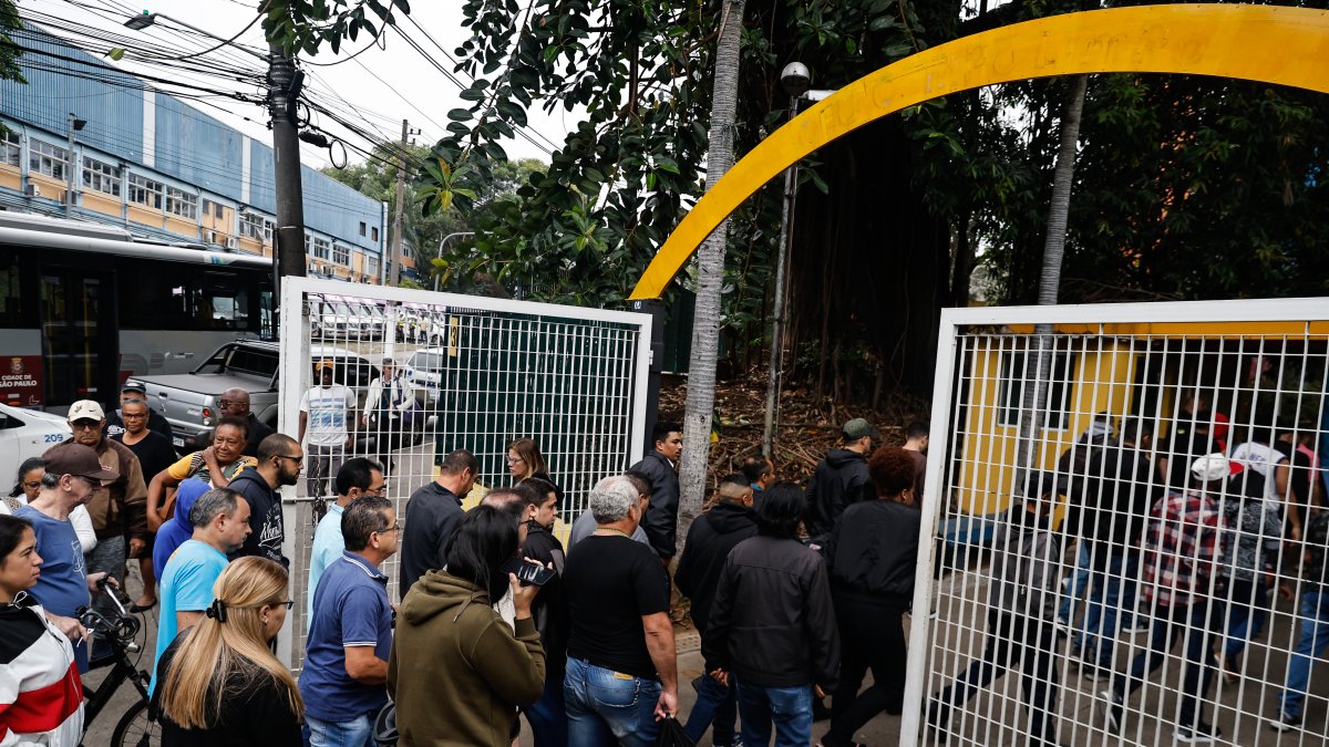 - Personas ingresan a la Fundación Universitaria San Pablo para votar en la segunda vuelta de las elecciones a la alcaldía