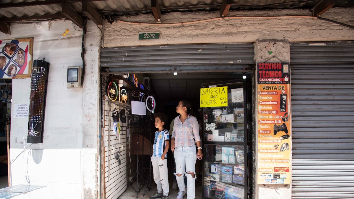 Búsqueda. Los vecinos dicen que recorren distintos locales en Tumbaco para comprar cables, baterías y UPS, pero se han agotado.