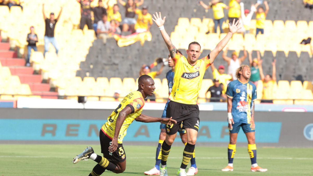 Janner Corozo hizo un triplete en Barcelona, festeja con Octavio Rivero que hizo uno.