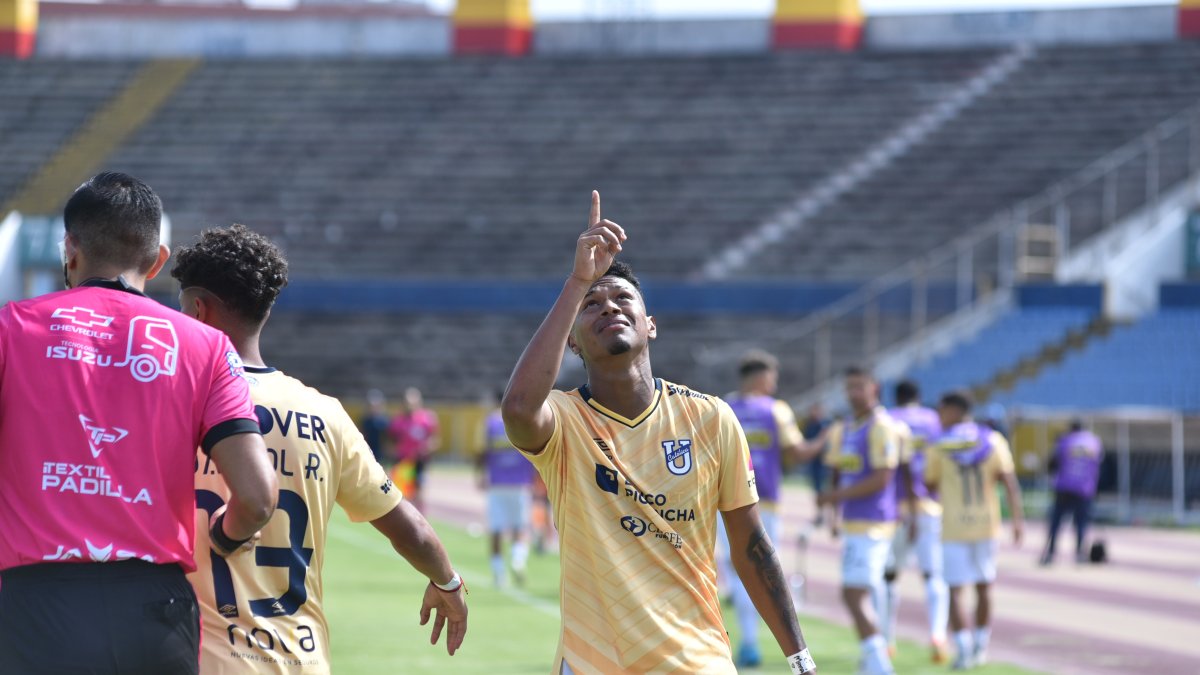 Luis Moreno y la dedicatoria al cielo tras marcar su primer gol.