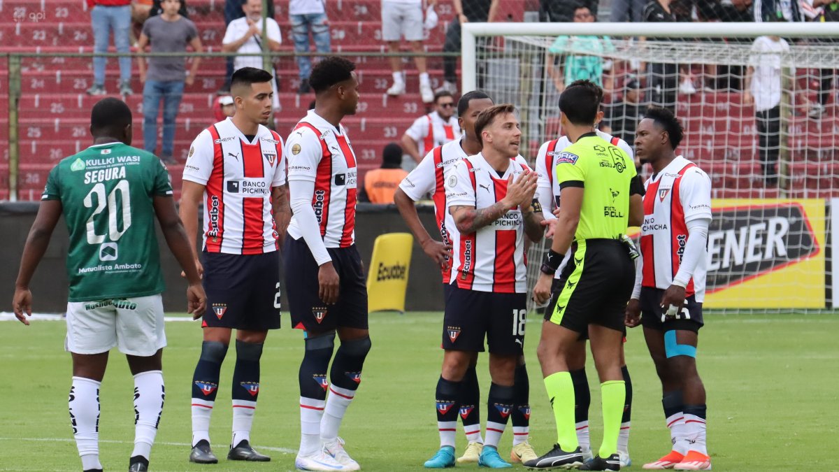 Los jugadores de Liga de Quito le reclamaron al árbitro Robert Cabrera por la jugada que terminó con el gol que determinó el empate de Mushuc Runa.