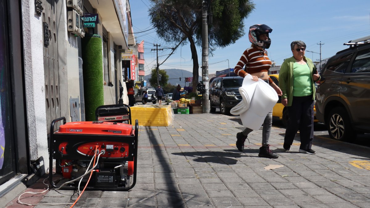 En Ecuador se ha vuelto muy común ver en las calles principales de las ciudades generadores en las veredas o entradas de los negocios, para poder atender al ciudadano.