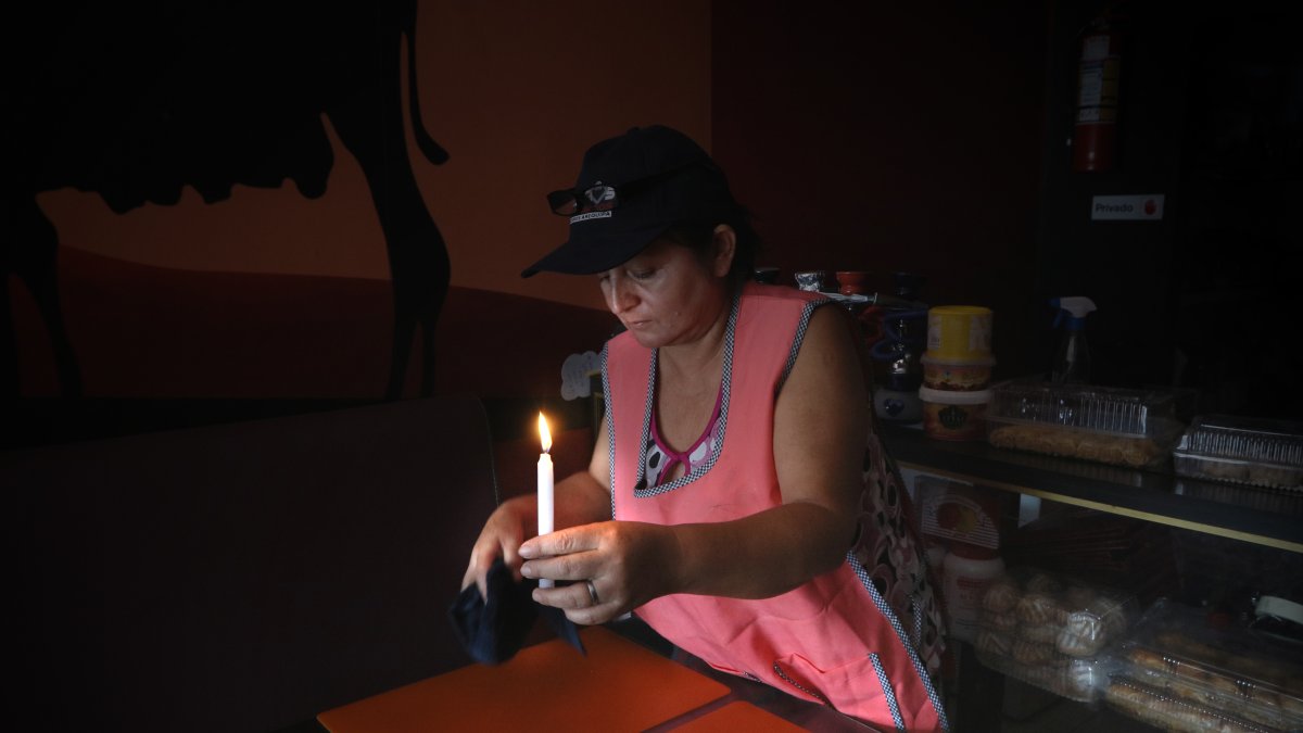 Comercio. La crisis energética que ha generado 14 horas de cortes de luz afecta las ventas de los negocios.