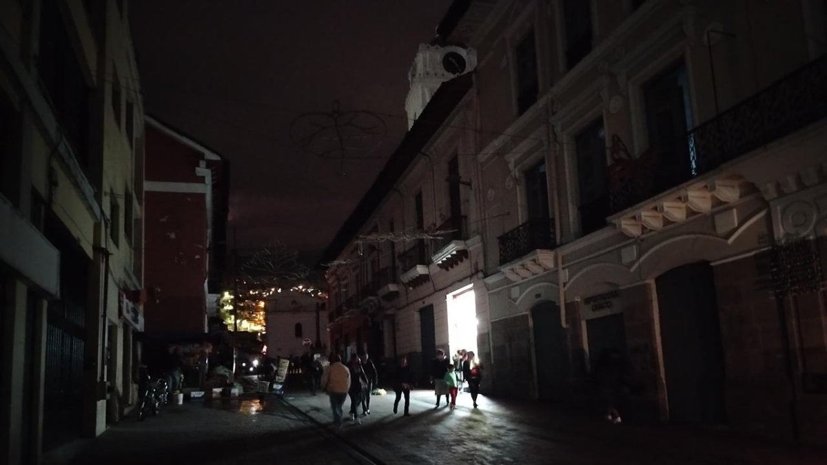 Quito a oscuras por los cortes de luz.