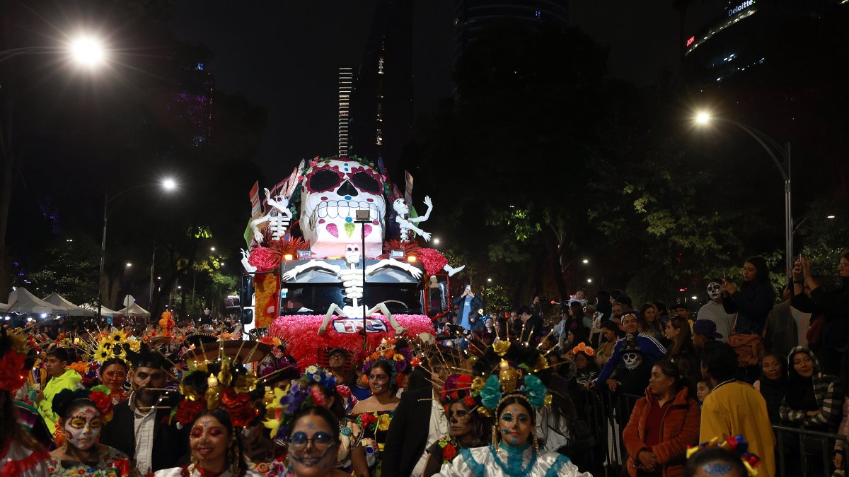 Varias personas participan este domingo en el desfile de catrinas en Ciudad de México (México).