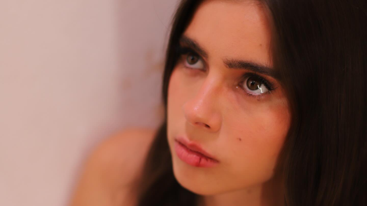 La cantante en su videoclip 'Rota' describe una relación abusiva.