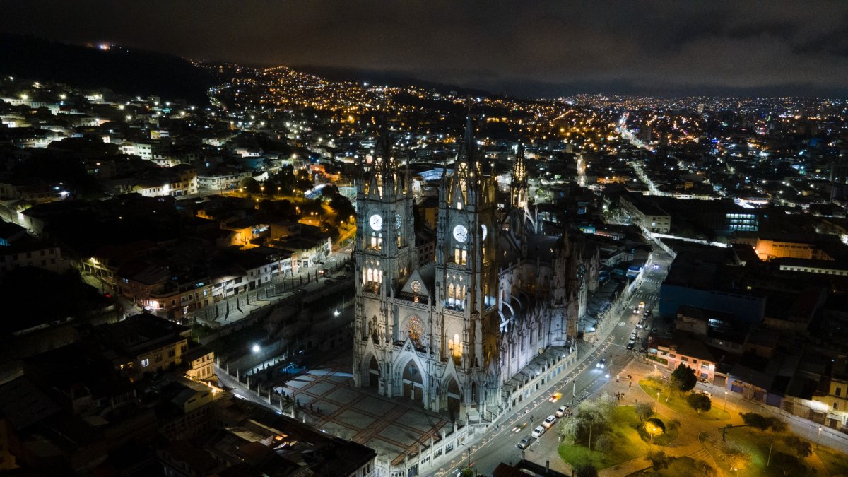 La iglesia de la Basílica es la más grande y visible desde distintas partes de Quito