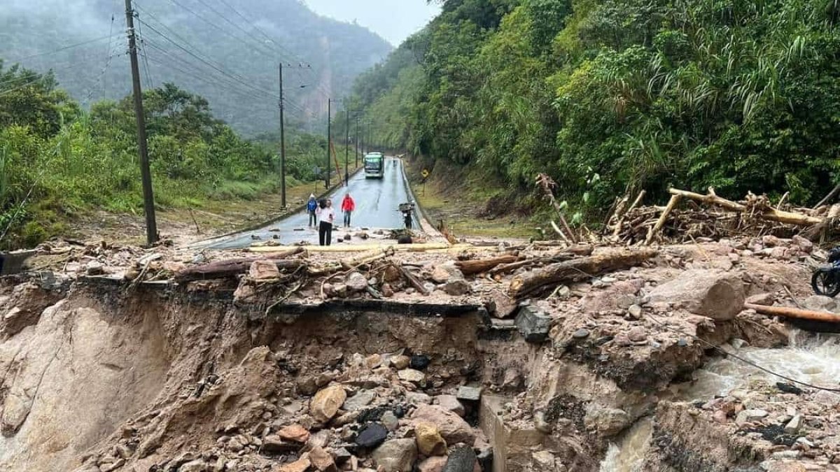 Un tramo de la vía Baños-Puyo fue arrasado durante una torrencial lluvia que se registró la noche de este domingo 27 de octubre y la madrugada de este lunes 28 de octubre.