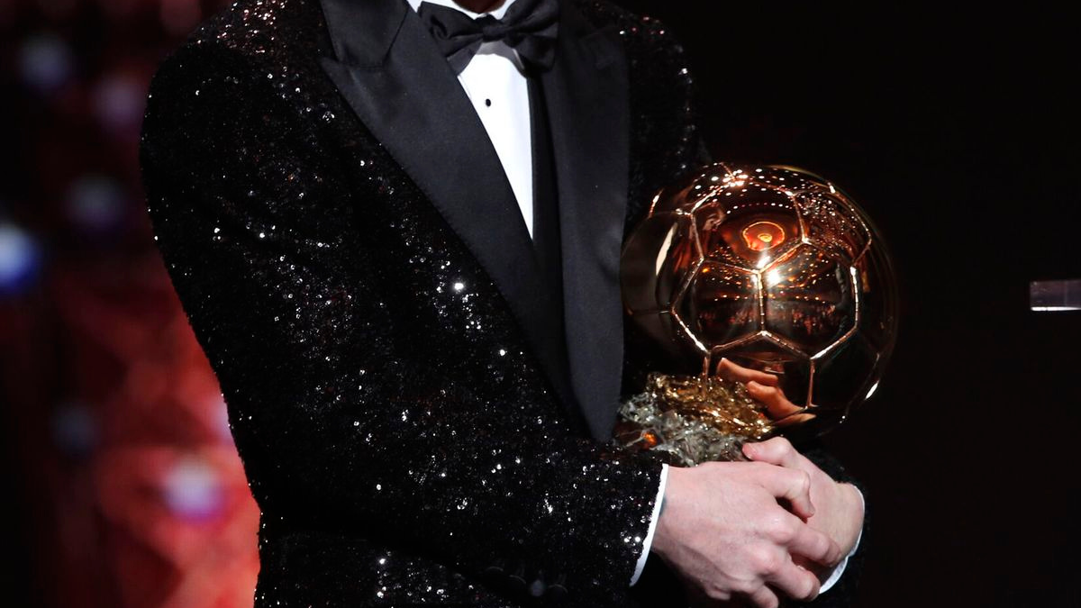 El Balón de Oro es uno de los premios individuales más prestigiosos en el mundo del fútbol, otorgado anualmente al mejor jugador del año.