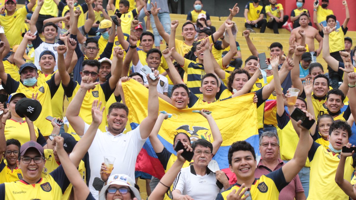 Hinchas de la Tri reaccionan en las gradas del estadio Monumental de Guayaquil.