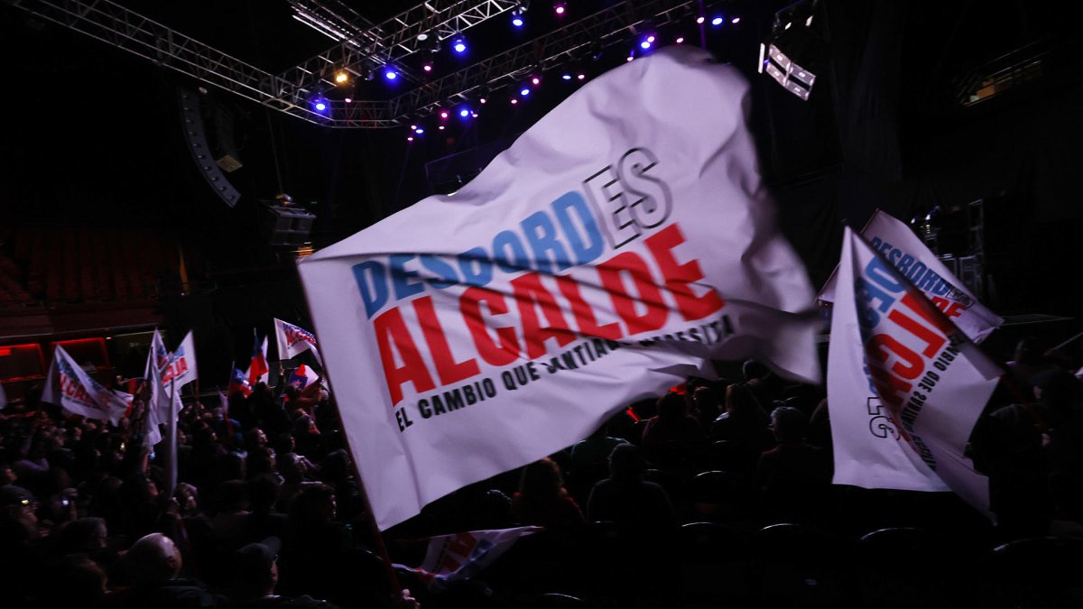 Varias personas participan en un cierre de campaña del candidato por el partido Renovación Nacional, Mario Desbordes, este miércoles en Santiago (Chile).